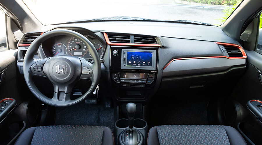 noi-that-honda-brio Nên chọn mua VinFast Fadil hay Honda Brio?