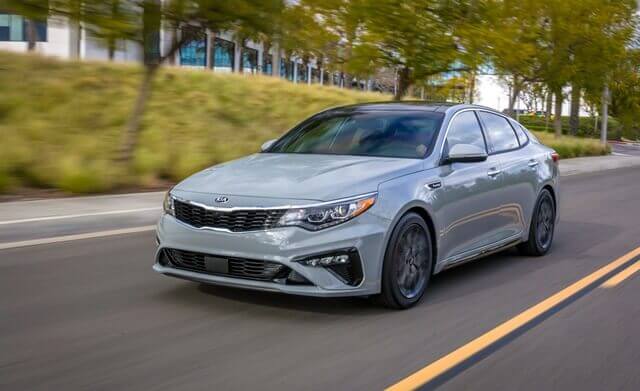 thiet-ke-the-thao-cua-kia-optima So sánh KIA Optima với VinFast Lux A2.0, ưu thế nào cho thương hiệu Việt?